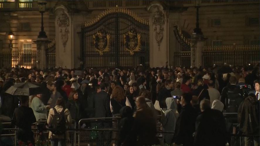 Před zámkem Balmoral i Buckinghamským palácem se scházejí lidé